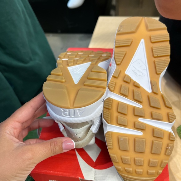 Women phantom white fossil, Nike air Huarache size 6 - Picture 7 of 7